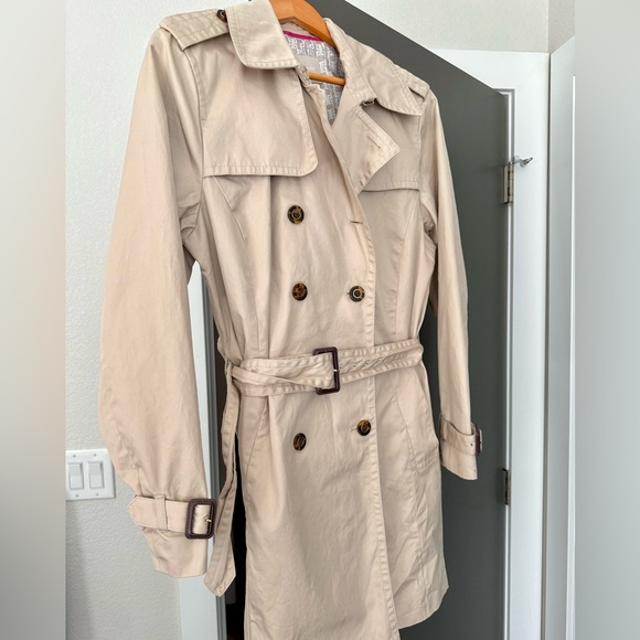 Classic Banana Republic Trench Coat with Tortoiseshell Buttons - Picture 5 of 5